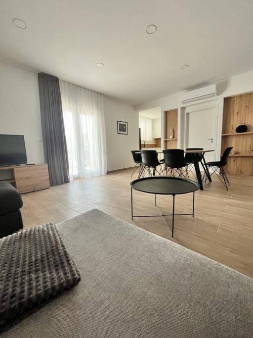 Blue Apartment With Shared Pool Сплит Екстериор снимка