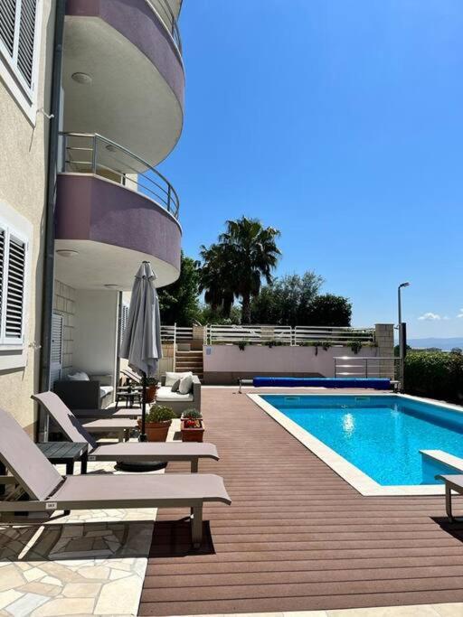 Blue Apartment With Shared Pool Сплит Екстериор снимка