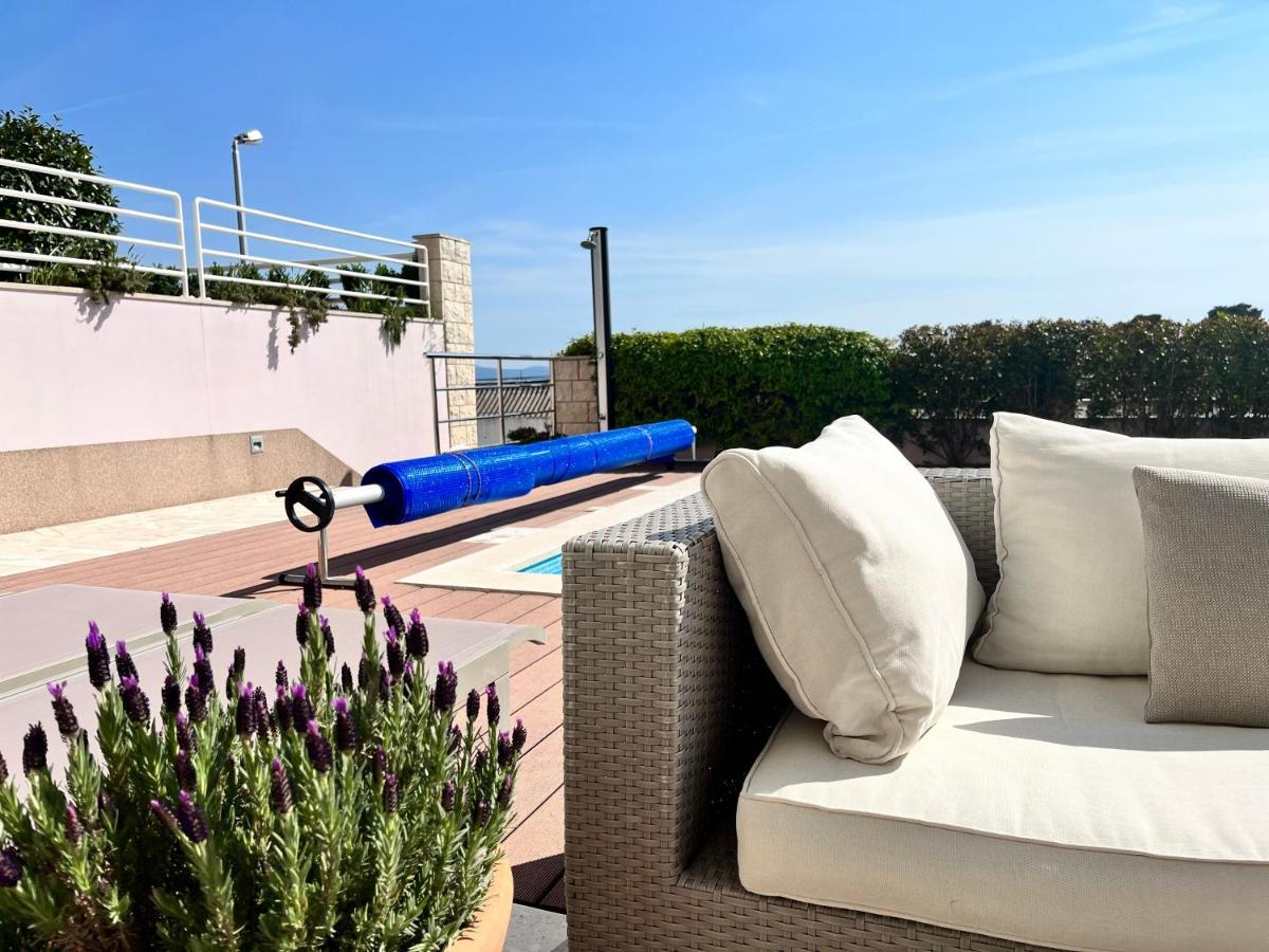 Blue Apartment With Shared Pool Сплит Екстериор снимка
