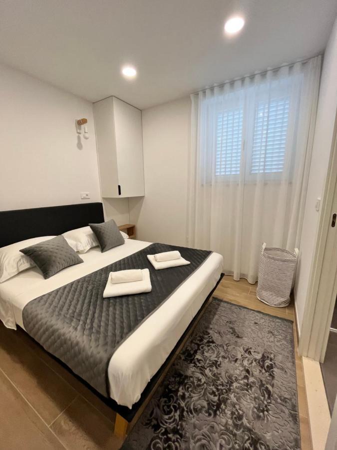 Blue Apartment With Shared Pool Сплит Екстериор снимка